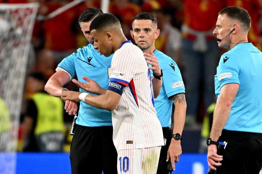 Kylian Mbappé, Michael Oliver, Nemzetek Ligája, Spanyolország–Franciaország, 05 June 2025, Baden-Württemberg, Stuttgart: Soccer, Nations League A, Spain - France, play-off round, semi-final, Stuttgart Arena, France's Kylian Mbappé (2nd from left) looks at the clock of referee Michael Oliver. Photo: Marijan Murat/dpa (Photo by MARIJAN MURAT / dpa Picture-Alliance via AFP)