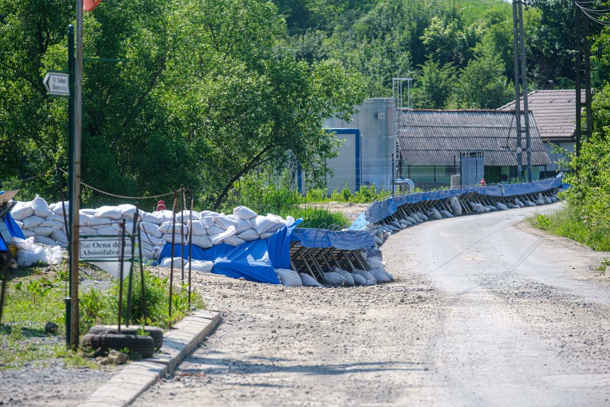 Parajd, 2025. június 8.Mobilgátak az erdélyi Parajd községen a Bán utca kitelepített szakaszán 2025. június 8-án. A parajdi sóbányát május 6-án zárta le a katasztrófavédelem, miután a heves esőzések nyomán a Korond-patak vize betört a tárnákba. A víz néhány nap alatt teljesen elöntötte a bánya valamennyi részlegét, a légúti betegségek kezelésére és látogatók fogadására kialakított turisztikai szintet és a legújabb, Telegdy-bányát is.MTI/Veres Nándor