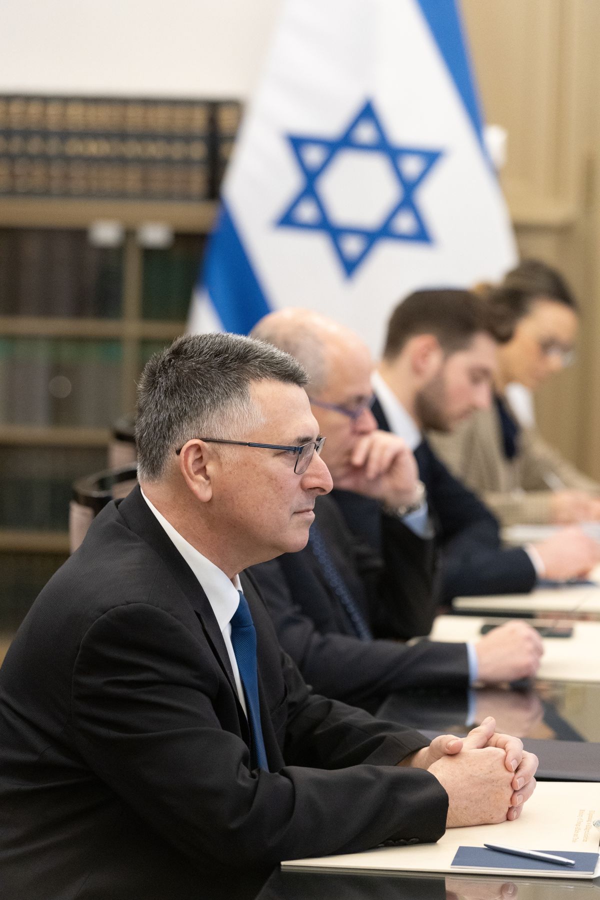 Gideon Szaár az M1-nek nyilatkozva kijelentette: Izrael elkerülhetetlennek tartotta az iráni célpontok elleni amerikai légicsapást, és méltatta Trump döntését.