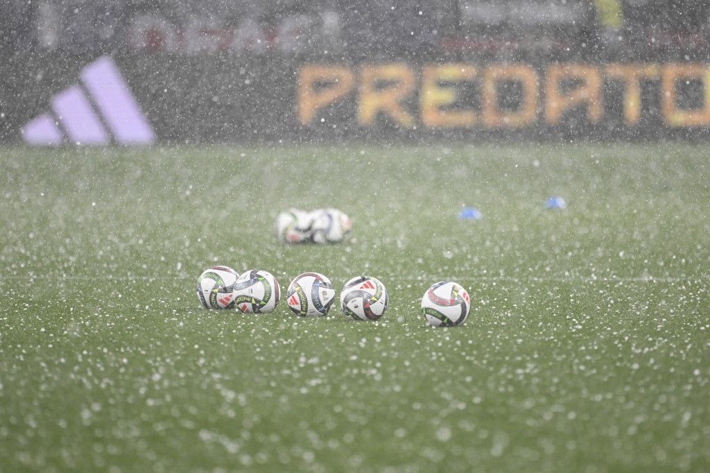 Jég és labdák. Ítéletidő sújtotta a müncheni stadiont a szerdai Nemzetek Ligája-meccs előtt.