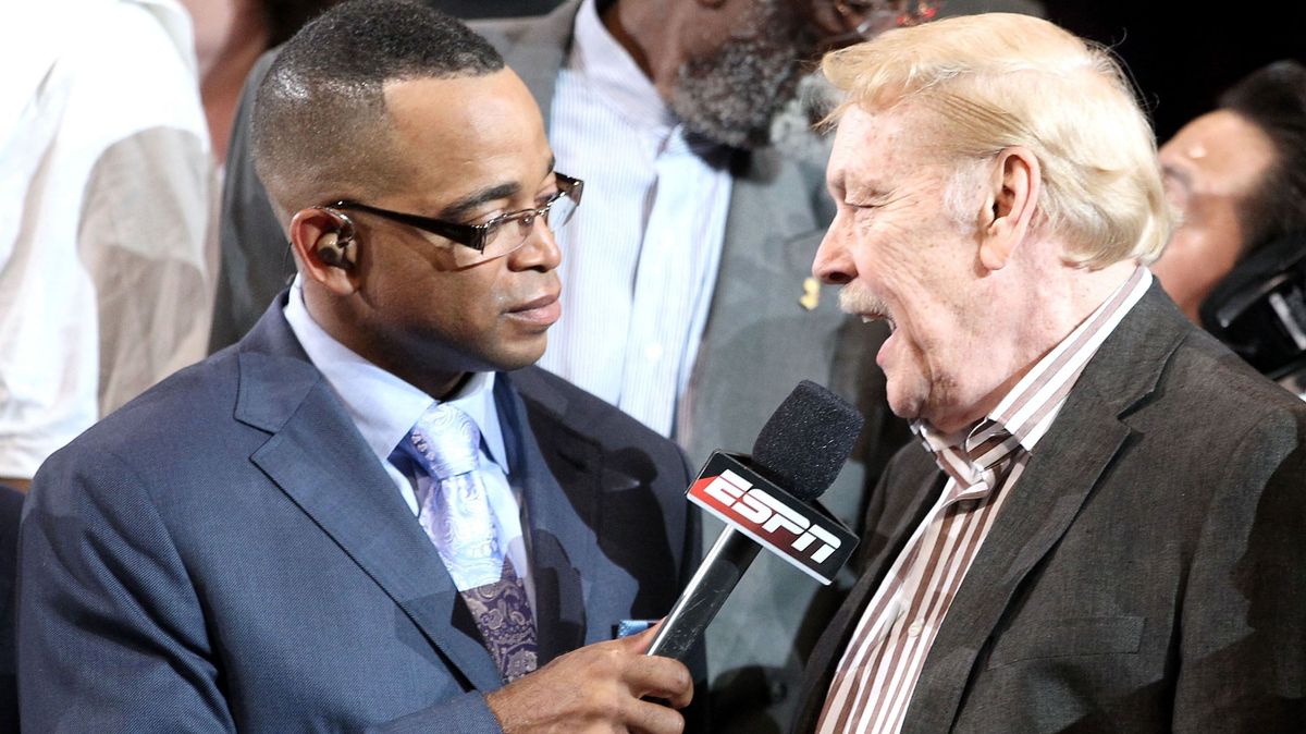 A Los Angeles Lakers korábbi tulajdonosa, a 2013-ban elhunyt Jerry Buss (jobbra) örök szerelme a kosárlabda volt.