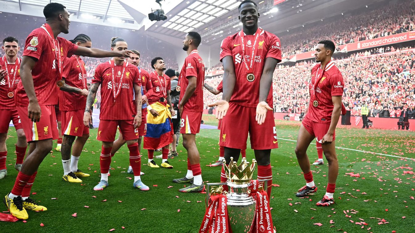Ibrahima Konaté a Premier League-trófeával pózol