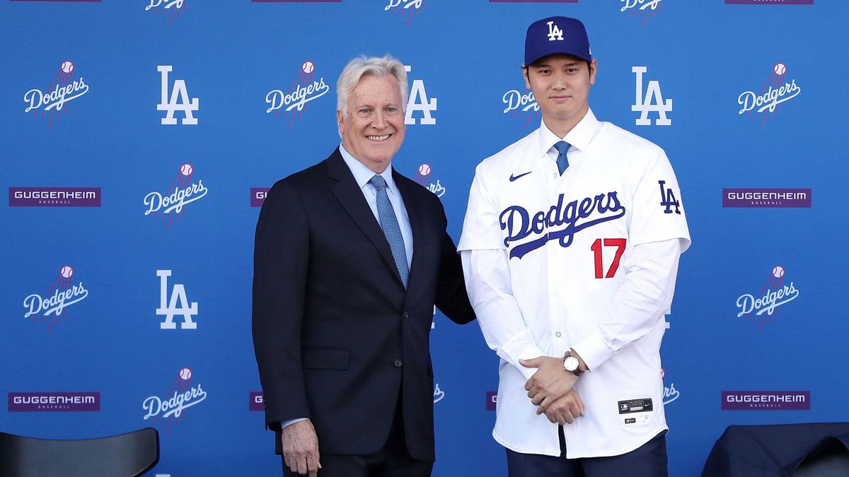 A Los Angeles Lakers leendő tulajdonosa Mark Walter a Los Angeles Dodgers sztárjával, Shohei Ohtanival pózol.