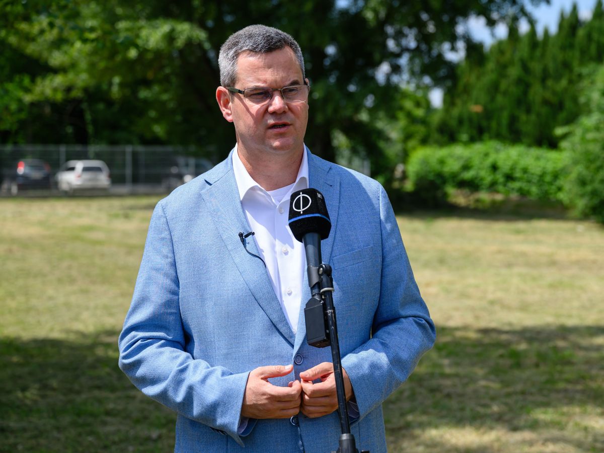 Sárbogárd, 2025. május 28.
Takács Péter, a Belügyminisztérium egészségügyi államtitkára az új mentőállomás építésére kijelölt helyszínen tartott sajtótájékoztatón Sárbogárdon 2025. május 28-án. Takács Péter kijelentette, hogy Brüsszel és a Tisza Párt sunyi kis alkuja akadályozza az új sárbogárdi mentőállomás megépítését.
MTI/Vasvári Tamás