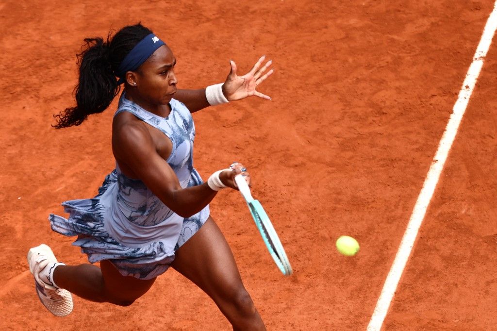 Aryna Sabalenka, Arina Szabalenka, tenisz, Roland Garros, női döntő, Coco Gauff, US Coco Gauff plays a forehand return to Belarus' Aryna Sabalenka during their women's singles final match on day 14 of the French Open tennis tournament on Court Philippe-Chatrier at the Roland-Garros Complex in Paris on June 7, 2025. (Photo by Thibaud MORITZ / AFP)
