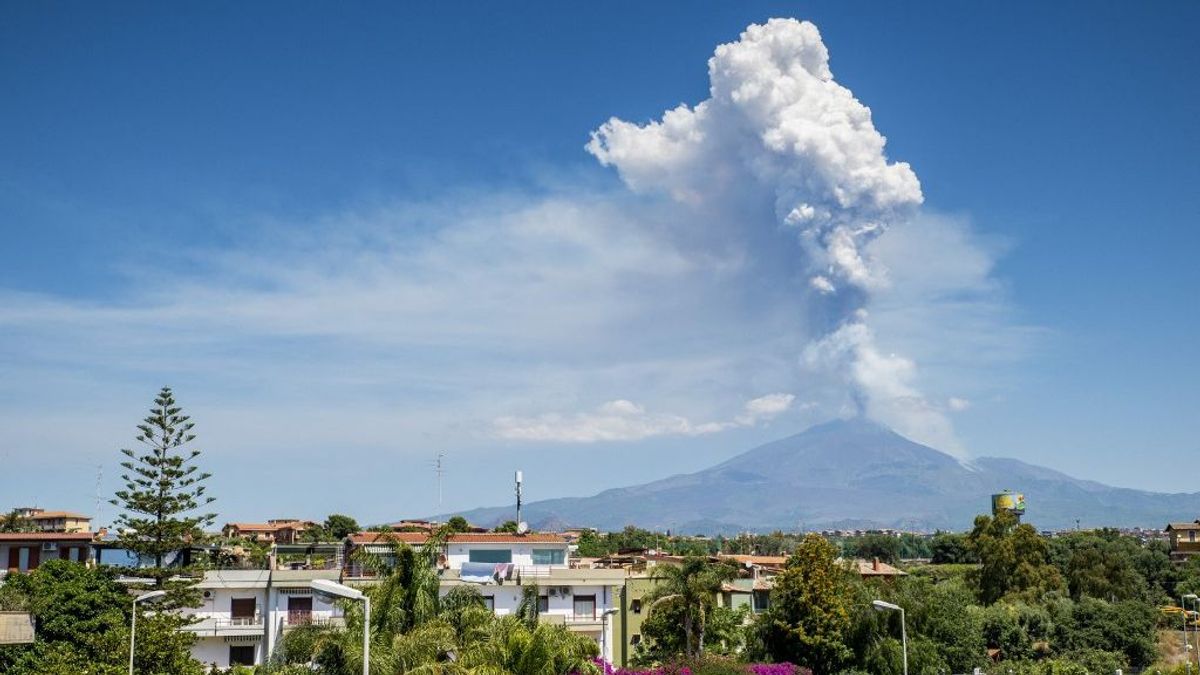 Kitört az Etna, óriási füstfelhő és lávaáradat zúdul ki a vulkánból + videó