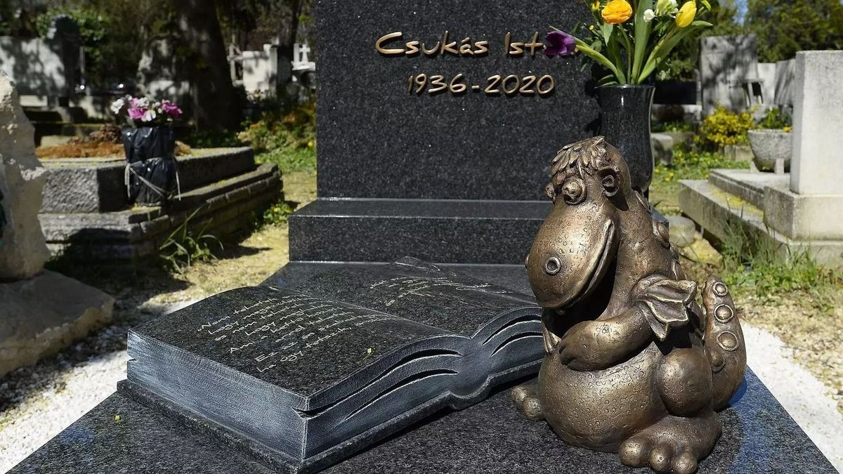 Új Süsü-szobor került Csukás István síremlékére
