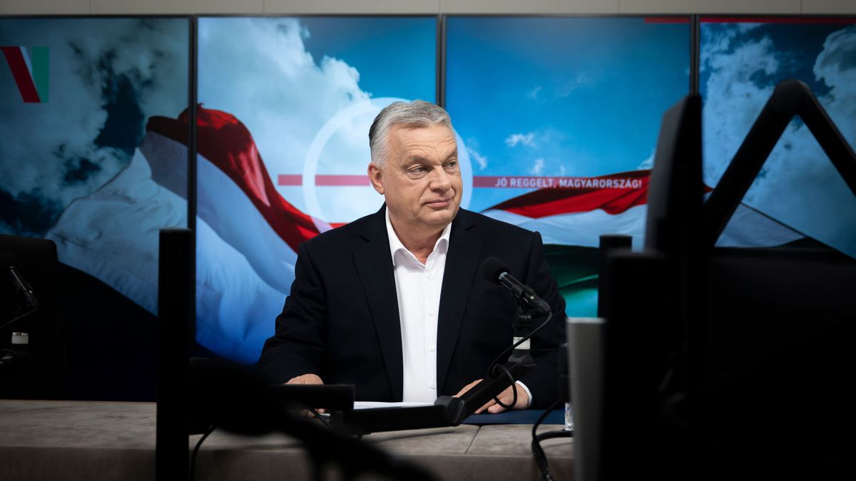 Budapest, 2025. április 25.
A Miniszterelnöki Kommunikációs Főosztály által közreadott képen Orbán Viktor miniszterelnök interjút ad a Jó reggelt, Magyarország! című műsorban a Kossuth rádió stúdiójában 2025. április 25-én.
MTI/Miniszterelnöki Kommunikációs Főosztály/Benko Vivien Cher