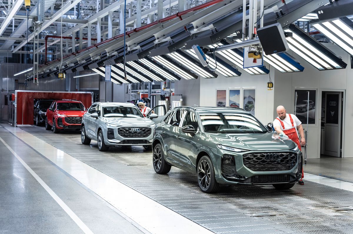 The Audi Q3 is manufactured at Audi Hungaria in Győr. Pictured: Vehicle assembly, finish and surface inspection, Colours, from left to right: Progressive red metallic, Arrow grey pearl effect, Sage green metallic