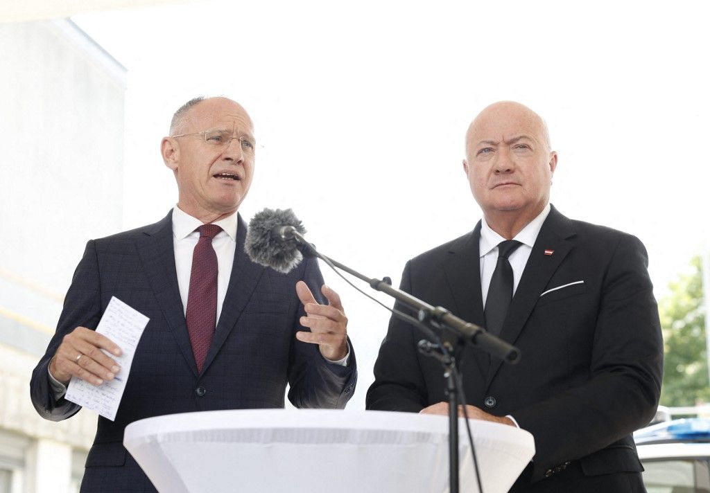 ABD0111_20250610 - Press conference following an attack that left ten people dead at a school in Graz, Austria, on Tuesday, 10 June 2025.  ( (from left)    Minister of the Interior  Gerhard Karner (ÖVP) and  Chancellor  Christian Stocker (ÖVP)  - FOTO: APA/ERWIN SCHERIAU - 20250610_PD6069 (Photo by ERWIN SCHERIAU / APA-PictureDesk via AFP)