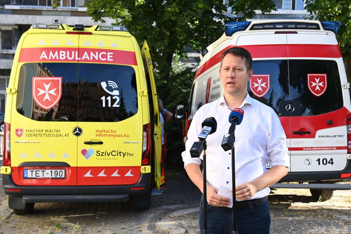 Budapest, 2025. június 25.
Fülöp Attila, a Belügyminisztérium gondoskodáspolitikáért felelős államtitkára sajtótájékoztatót tart a vörös kód bejelentéséről Budapesten, a Magyar Máltai Szeretetszolgálat Országos Központjában 2025. június 25-én. Az extrém meleg időjárás miatt a Belügyminisztérium június 25-e reggeltől június 26-a éjfélig nyolc vármegyére rendelte el a vörös kódot, ami kötelezővé teszi valamennyi szociális intézmény számára a hajléktalan vagy bajba jutott emberek befogadását.
MTI/Máthé Zoltán