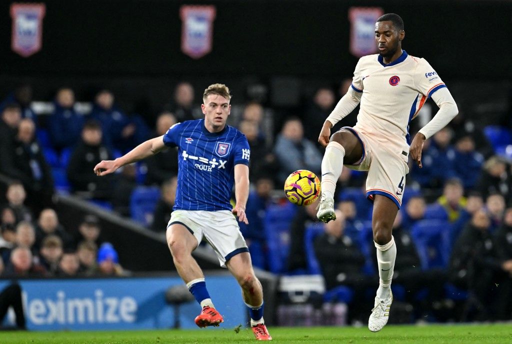 Tosin Adarabioyo, Liam Delap, Chelsea, Chelsea's English defender #04 Tosin Adarabioyo battles for the ball with Ipswich Town's English midfielder #19 Liam Delap during the English Premier League football match between Ipswich Town and Chelsea at Portman Road in Ipswich, eastern England on December 30, 2024. (Photo by Glyn KIRK / AFP) / RESTRICTED TO EDITORIAL USE. No use with unauthorized audio, video, data, fixture lists, club/league logos or 'live' services. Online in-match use limited to 120 images. An additional 40 images may be used in extra time. No video emulation. Social media in-match use limited to 120 images. An additional 40 images may be used in extra time. No use in betting publications, games or single club/league/player publications. / 
