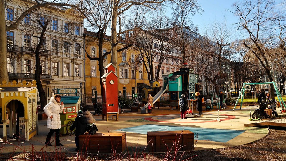 Budapest, 2023. február 21.
A Pál utcai fiúk világát megidéző játszótér a Magyar Nemzeti Múzeum kertjében, ahol egy játszótér építésének gondolata már 1888-ban felmerült. A „Muzi” elnevezésű tematikus játszótér a 19-20. század fordulójának építészeti és kulturális világának gyermekvilágát eleveníti fel. Az ötlet két regény cselekményéből, Molnár Ferenc A Pál utcai fiúk és Pásztor Árpád A Muzi című könyveiből indult ki, miután mindkét történetben a Magyar Nemzeti Múzeum kertje fontos helyszínként jelenik meg. Így a gojzizás, vagyis a golyógurítás, mint közösségi játék mellett felépült egy nagy, "gőzfűrészüzem", a kisebbeknek szóló, szerepjátékoknak teret adó "belváros" házak egy működő verklivel, és van egy lóvasút óvodás korúak számára.
MTVA/Bizományosi: Balaton József
***************************
Kedves Felhasználó!
Ez a fotó nem a Duna Médiaszolgáltató Zrt./MTI által készített és kiadott fényképfelvétel, így harmadik személy által támasztott bárminemű – különösen szerzői jogi, szomszédos jogi és személyiségi jogi – igényért a fotó szerzője/jogutódja közvetlenül maga áll helyt, az MTVA felelőssége e körben kizárt.