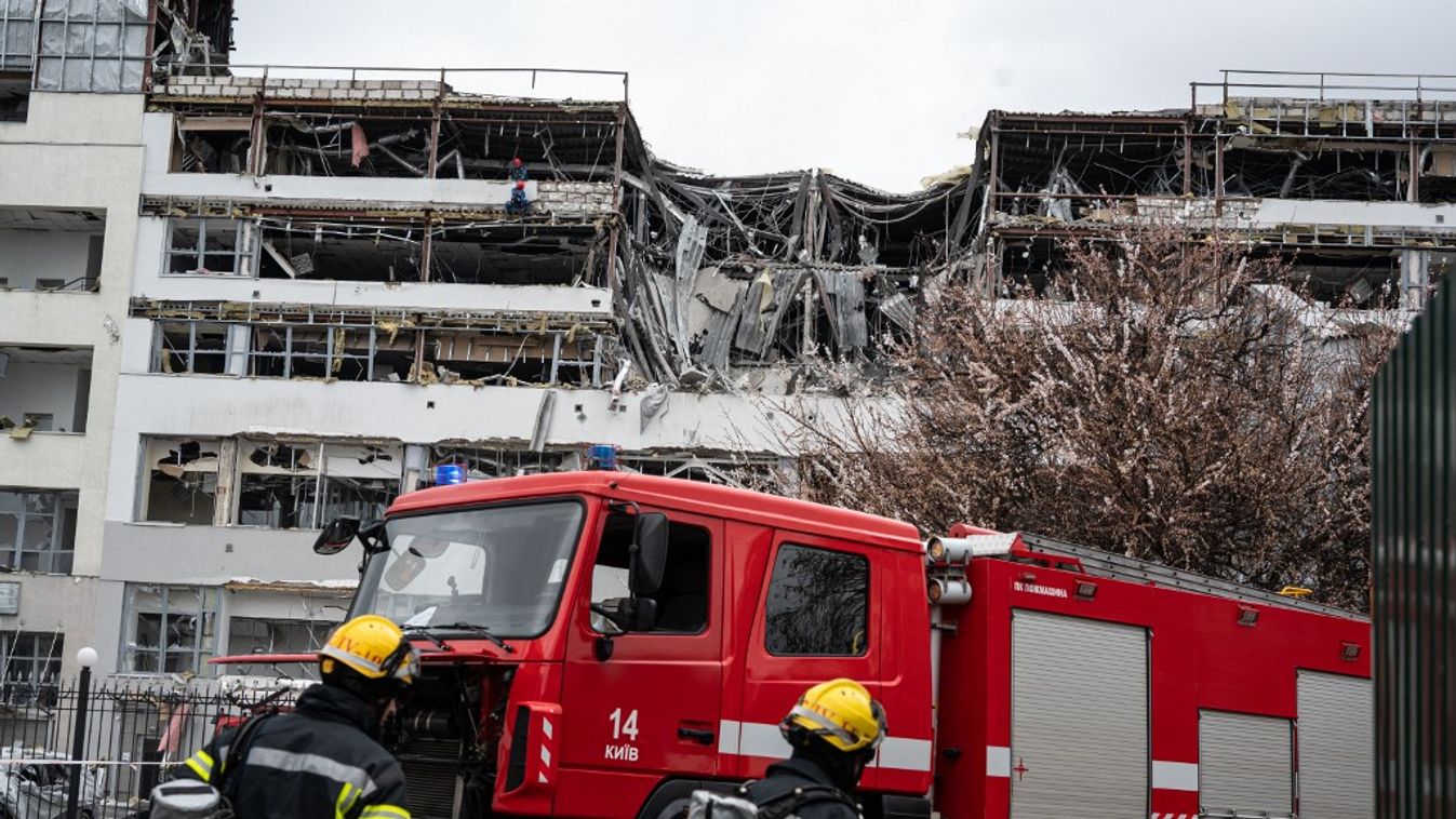 Tűzoltók dolgoznak az ukrajnai Kijevet ért orosz támadást követő területen (Fotó: AFP)