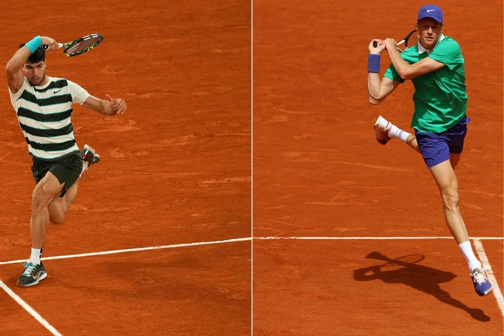 tenisz, Carlos Alcaraz, Jannik Sinner, Roland Garros, döntő, (COMBO) This combination of pictures created on June 7, 2025 shows (L) Spain's Carlos Alcaraz playing a forehand return to Italy's Lorenzo Musetti during their men's singles semi-final match on day 13 of the French Open tennis tournament on Court Philippe-Chatrier at the Roland-Garros Complex in Paris on June 6, 2025 and Italy's Jannik Sinner playing a backhand return to France's Richard Gasquet during their men's singles match on day 5 of the French Open tennis tournament on Court Philippe-Chatrier at the Roland-Garros Complex in Paris on May 29, 2025. Spain's Carlos Alcaraz and Italy's Jannik Sinner face off in the men's singles final of the French Open tennis tournament, on Court Philippe-Chatrier, at the Roland-Garros Complex in Paris on June 8, 2025. (Photo by Dimitar DILKOFF and ALAIN JOCARD / AFP)