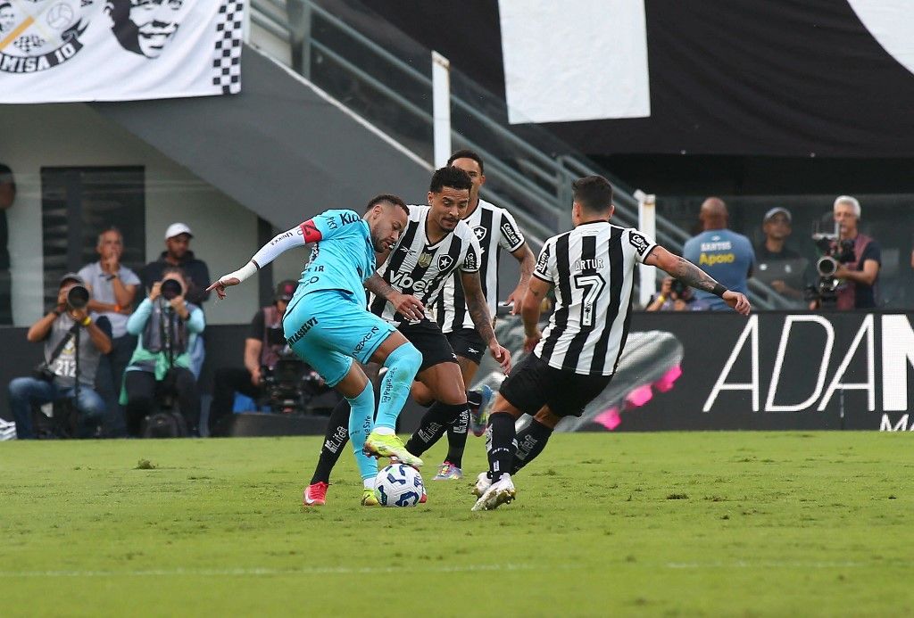 Neymar (labdával) a Botafogo elleni bajnokin tért vissza a Santos csapatába
