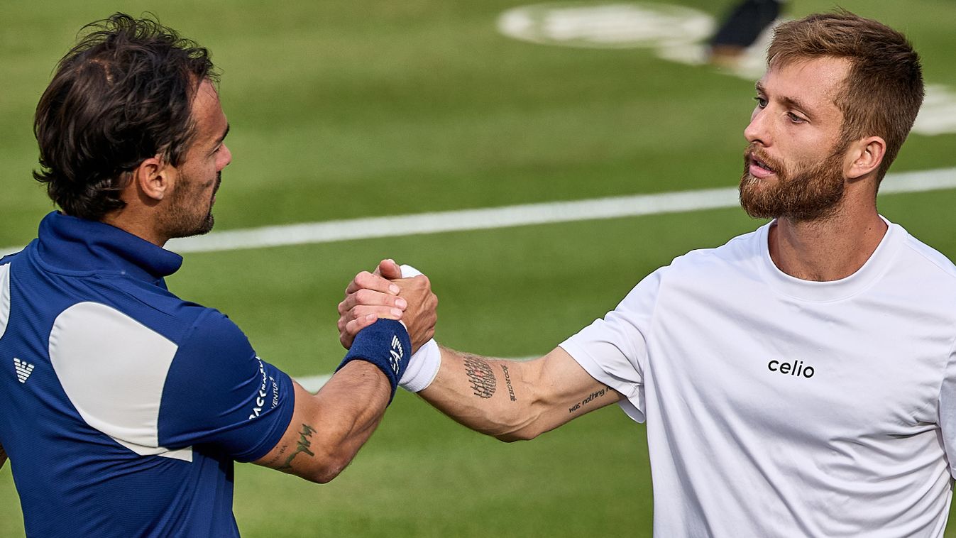 Fabio Fognini és Corentin Moutet látszólag békés kézfogása a stuttgarti tenisztornán