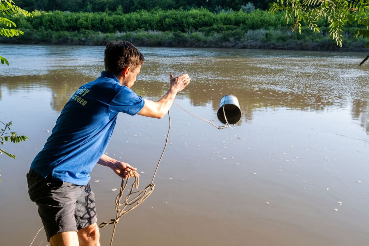 Ferencszállás, 2025. június 14.
Az Alsó-Tisza-vidéki Vízügyi Igazgatóság munkatársa mintát vesz a parajdi sóbánya katasztrófája miatt a Marosból a folyó sótartalmának megméréséhez Ferencszállásnál 2025. június 14-én.
MTI/Oláh Tamás