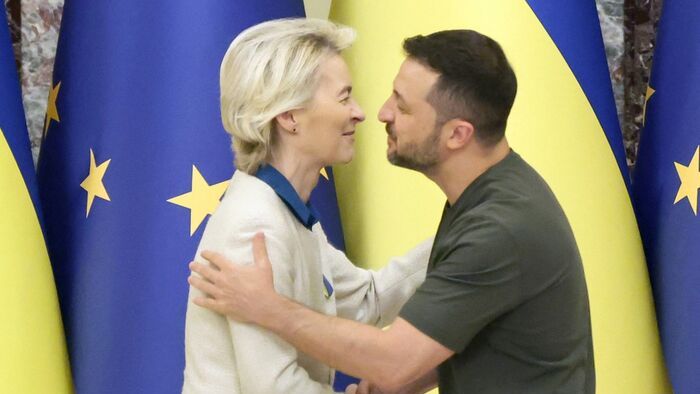 Ursula Von Der Leyen, az Európai Tanács elnöke és Volodiymir Zelenszkij, Ukrajna elnöke