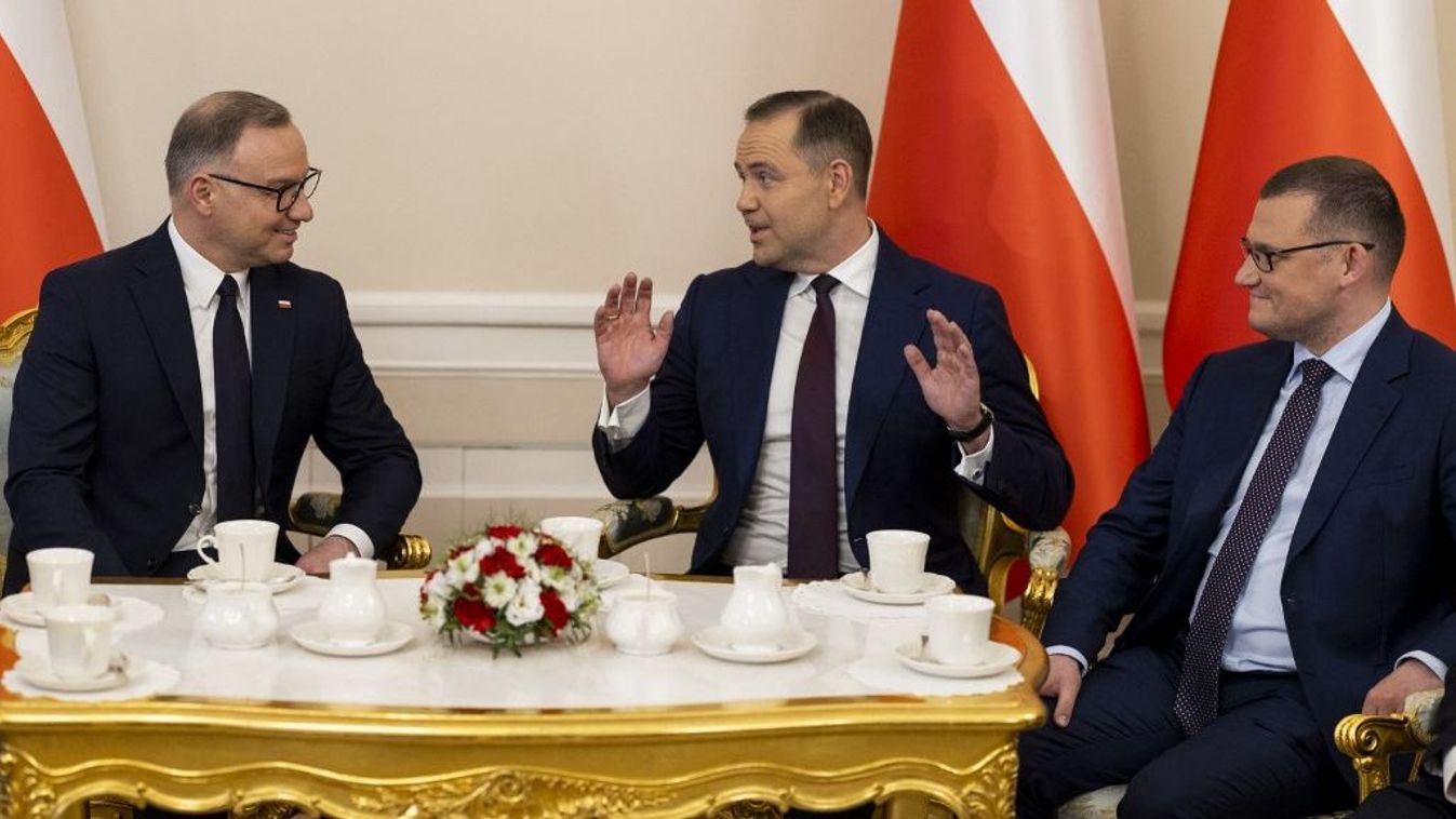 Karol Nawrocki (középen) nyerte a lengyelországi választásokat