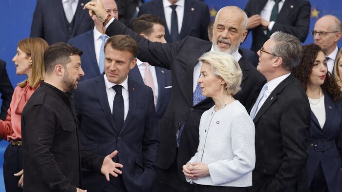 Volodimir Zelenszkij ukrán elnök, Emmanuel Macron francia elnök, Ursula Von der Leyen, az Európai Bizottság elnöke, Edi Rama albán miniszterelnök és Keir Starmer brit miniszterelnök részt vesznek az Európai Politikai Közösség (EPC) csúcstalálkozóján Tiran
