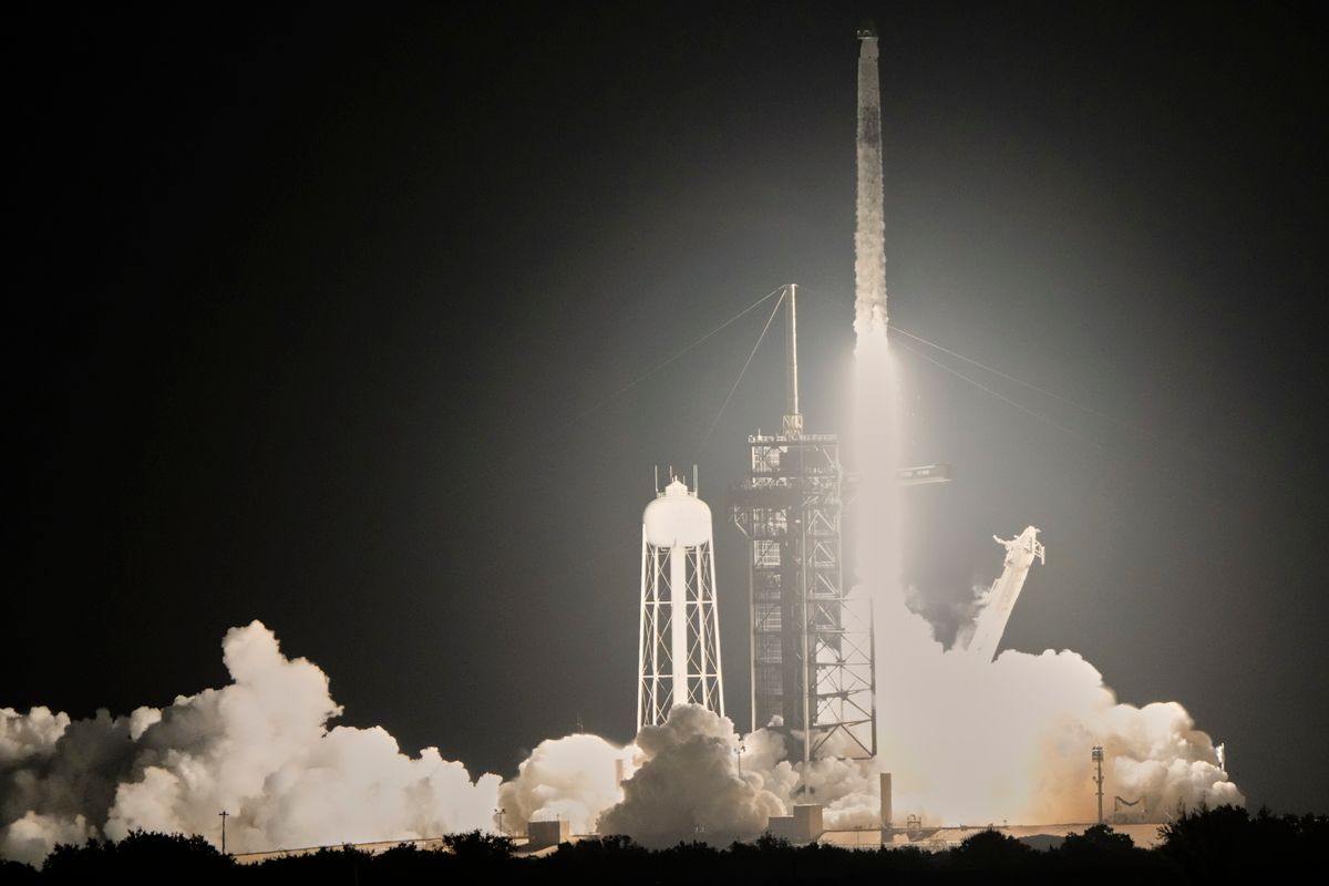 Cape Canaveral, 2025. június 25.
Felbocsátják a SpaceX amerikai űrkutatási magánvállalat Falcon 9-es rakétájával összekapcsolt Crew Dragon személyszállító űrhajót a floridai Cape Canaveral Kennedy Űrközpontjában 2025. június 25-én pirkadat előtt. Az űrhajóval az Axiom 4 (Ax-4) legénysége: Kapu Tibor magyar űrhajós, valamint a lengyel Slawosz Uznanski-Wisniewski, az indiai Subhansu Sukla és az amerikai Peggy Whitson utazik a Föld körül keringő Nemzetközi Űrállomásra (ISS). Az űrhajó várhatóan június 26-án kapcsolódik az űrállomáshoz, ahol a legénység a tervek szerint 14 napot tölt majd.
MTI/AP/John Raoux