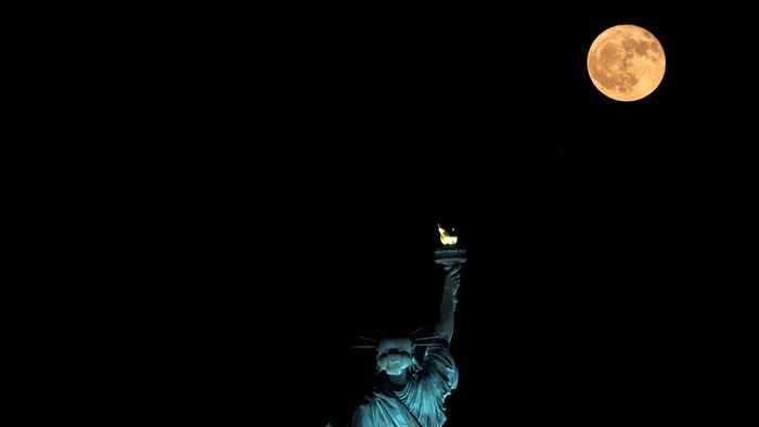 Más őslakos amerikai törzsek a holdjelenséget „forró holdnak” és „virágzó holdnak” nevezték el a tavaszra utlva, valamint „kikelő holdnak” vagy „születési holdnak” az új életet szimbolizálva
