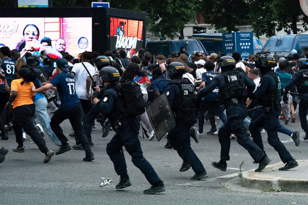 A migránsok a futballszurkolókkal együtt rombolták le Párizst