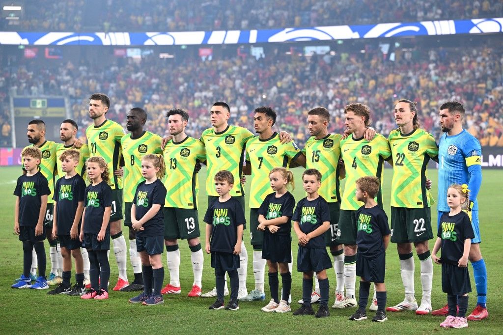 Ausztrália, vb selejtező, vb-selejtező, Ázsia, foci-vb, 2026, válogatott, Australian players listen to the national anthem prior to their World Cup 2026 Asian qualifier football match between Australia and Indonesia in Sydney on March 20, 2025. (Photo by Saeed KHAN / AFP) / -- IMAGE RESTRICTED TO EDITORIAL USE - STRICTLY NO COMMERCIAL USE --