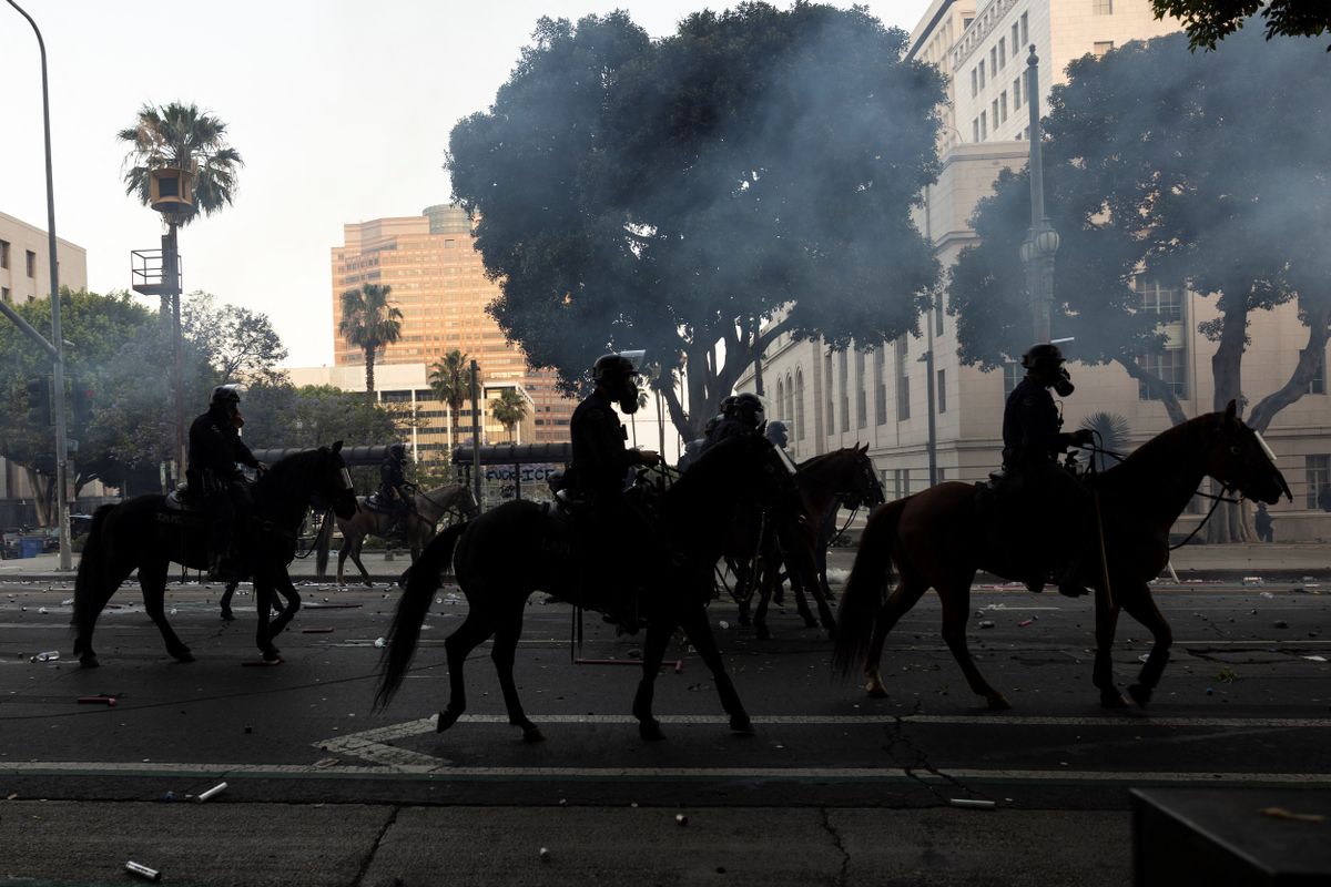 A Los Angeles belvárosában tüntetők ellen villanógránátokat, könnygázt és paprikaspray-t is bevetett a Nemzeti Gárda