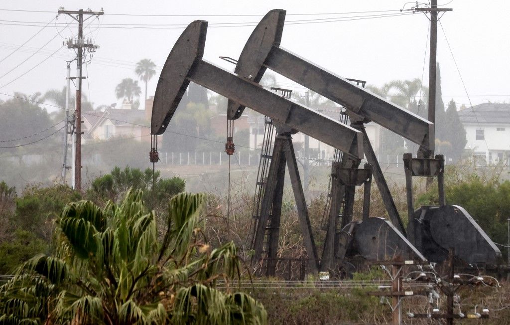 LOS ANGELES, CALIFORNIA - MARCH 28: An oil pumpjack (R) operates as another (C) stands idle on March 28, 2022 in Los Angeles, California. U.S. oil prices fell 7 percent to $105.96 per barrel while Brent crude lost 6.8 percent over demand concerns as China begins to implement a mass COVID-19 lockdown in Shanghai.   Mario Tama/Getty Images/AFP (Photo by MARIO TAMA / GETTY IMAGES NORTH AMERICA / Getty Images via AFP)