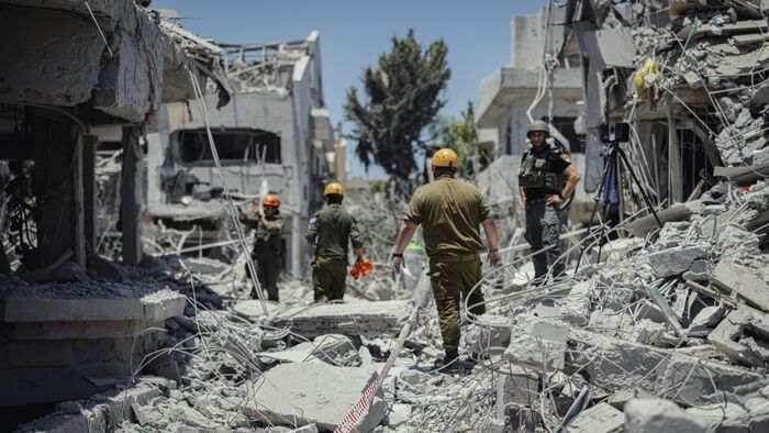 Iráni rakéta talált el egy lakóépületet az izraeli Rishon LeZionban 2025. június 14-én Fotó: AFP