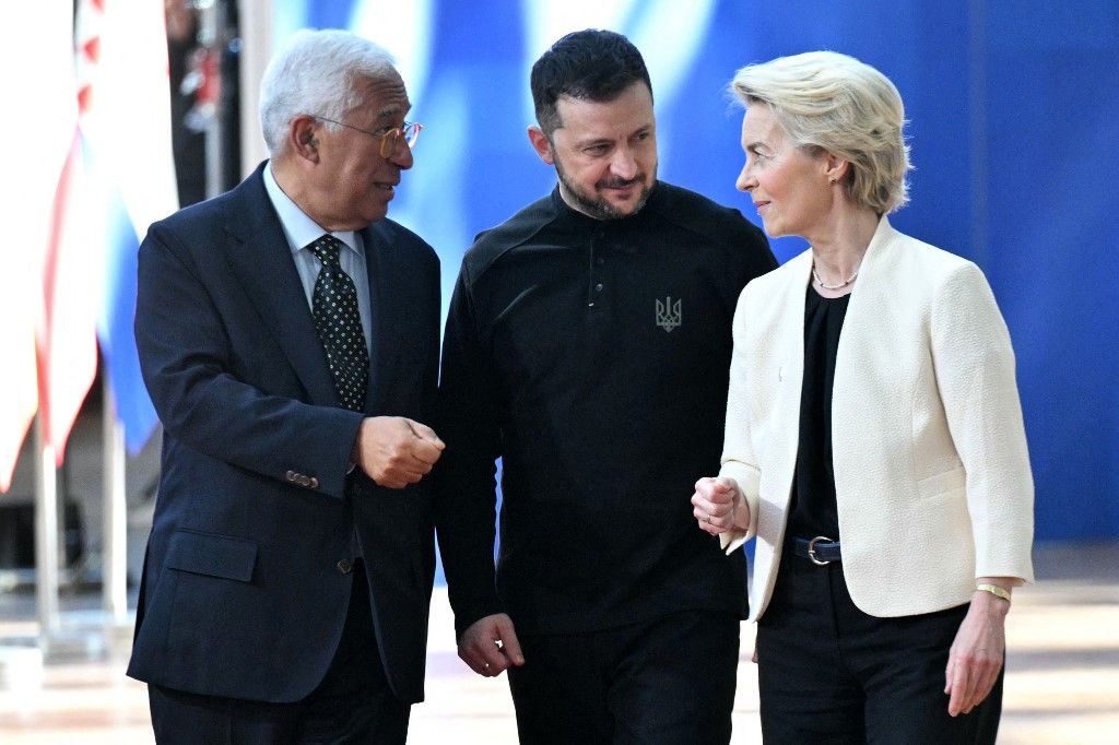 Antonio Costa, az Európai Tanács elnöke (balra) és Ursula von der Leyen, az Európai Bizottság elnöke (jobbra) üdvözli Volodimir Zelenszkij ukrán elnököt