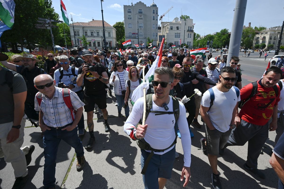 Budapest, 2025. május 14.
Magyar Péter, a Tisza Párt elnöke (k) szimpatizánsai között az Egymillió lépés a békéért és a nemzeti összefogásért elnevezésű országjáráson a Hősök terén 2025. május 14-én. A menet során mintegy 300 kilométert tesznek meg, és a tervek szerint jövő vasárnap érkeznek Nagyváradra, ami az országjárás célállomása lesz.
MTI/Balogh Zoltán