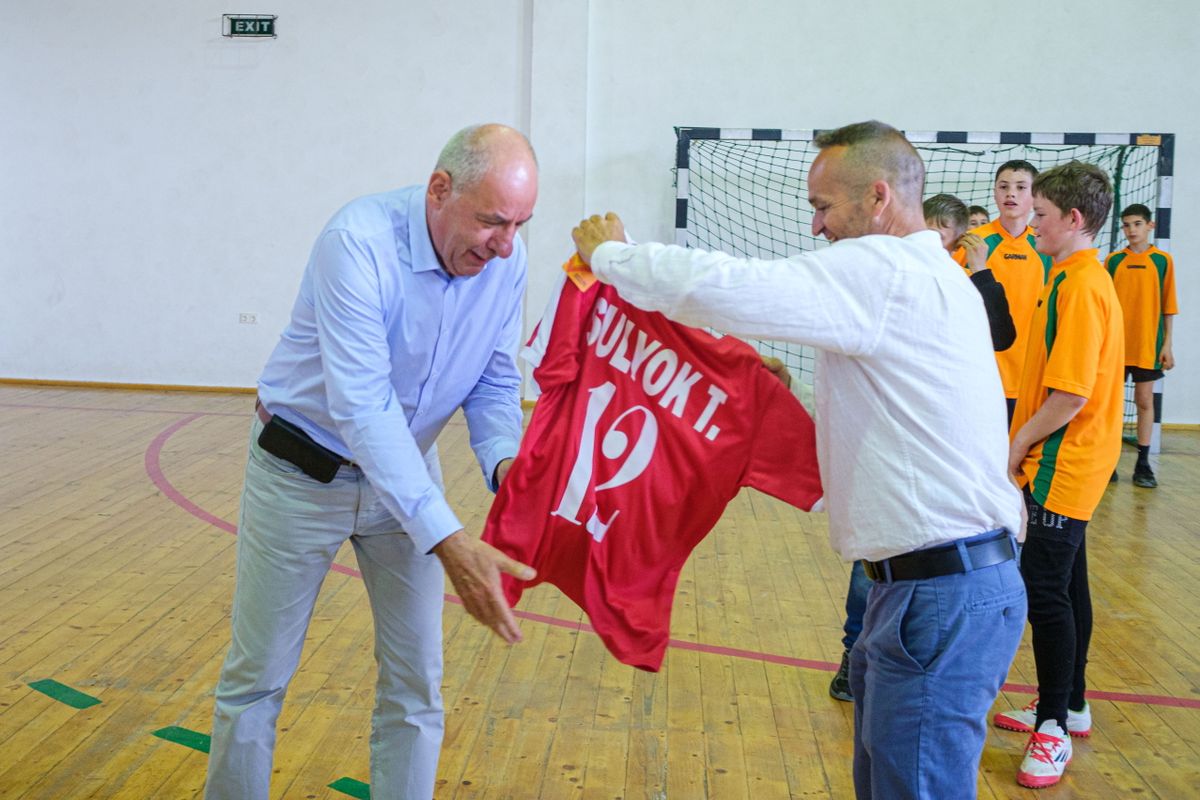 Gyimesfelsőlok, 2025. június 6.
Sulyok Tamás köztársasági elnök (b) átveszi a helyi sportklub ajándékát, egy névre szóló mezt Gyimesfelsőlokon, az Árpád-házi Szent Erzsébet Római Katolikus Teológiai Líceumban erdélyi magánlátogatása első napján, 2025. június 6-án.
MTI/Veres Nándor