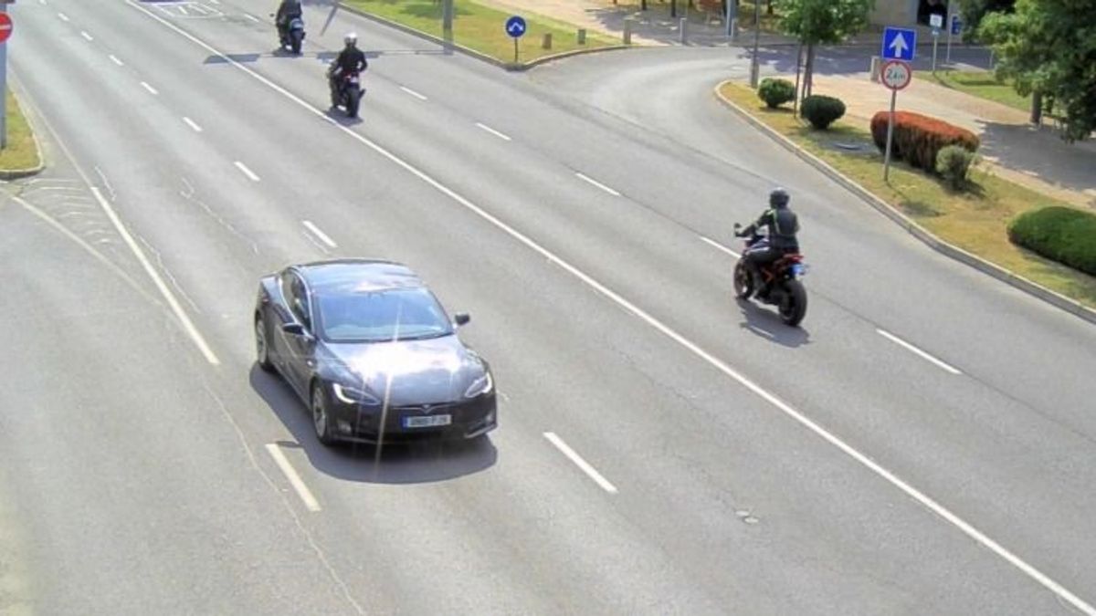 Nem tudott előzni a motoros, ezért arcon ütötte az autóst a Balatonnál