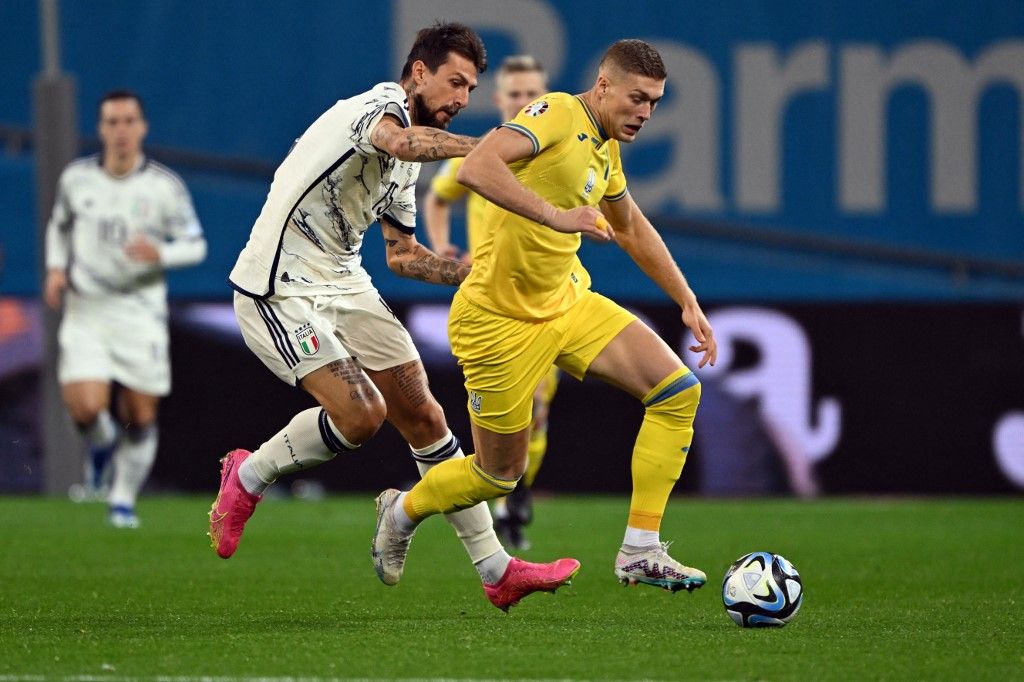 Francesco Acerbi, olasz válogatott, Inter, Olaszország, Ukrajna, Luciano Spalletti,20 November 2023, North Rhine-Westphalia, Leverkusen: Soccer: European Championship qualifier, Ukraine - Italy, group stage, Group C, match day 10, in the BayArena. Ukraine's Artem Dovbyk (r) and Italy's Francesco Acerbi fight for the ball. Photo: Federico Gambarini/dpa (Photo by FEDERICO GAMBARINI / DPA / dpa Picture-Alliance via AFP)