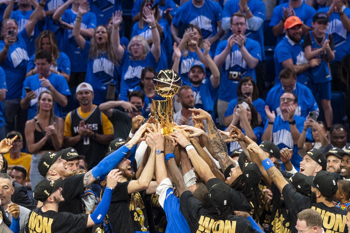 Az Oklahoma City Thunder játékosa a NBA bajnoki címéért járó trófeával