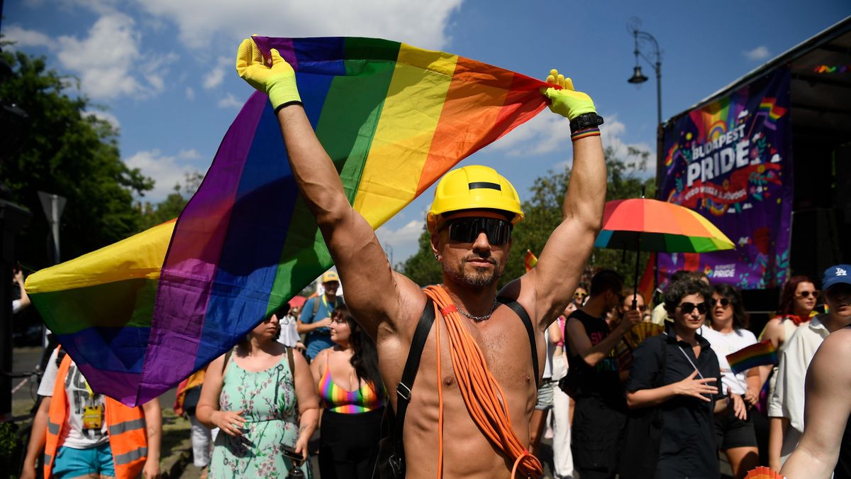 Budapest, 2023. július 15.
A 28. Budapest Pride résztvevői vonulnak az Andrássy úton 2023. július 15-én.
MTI/Kovács Tamás