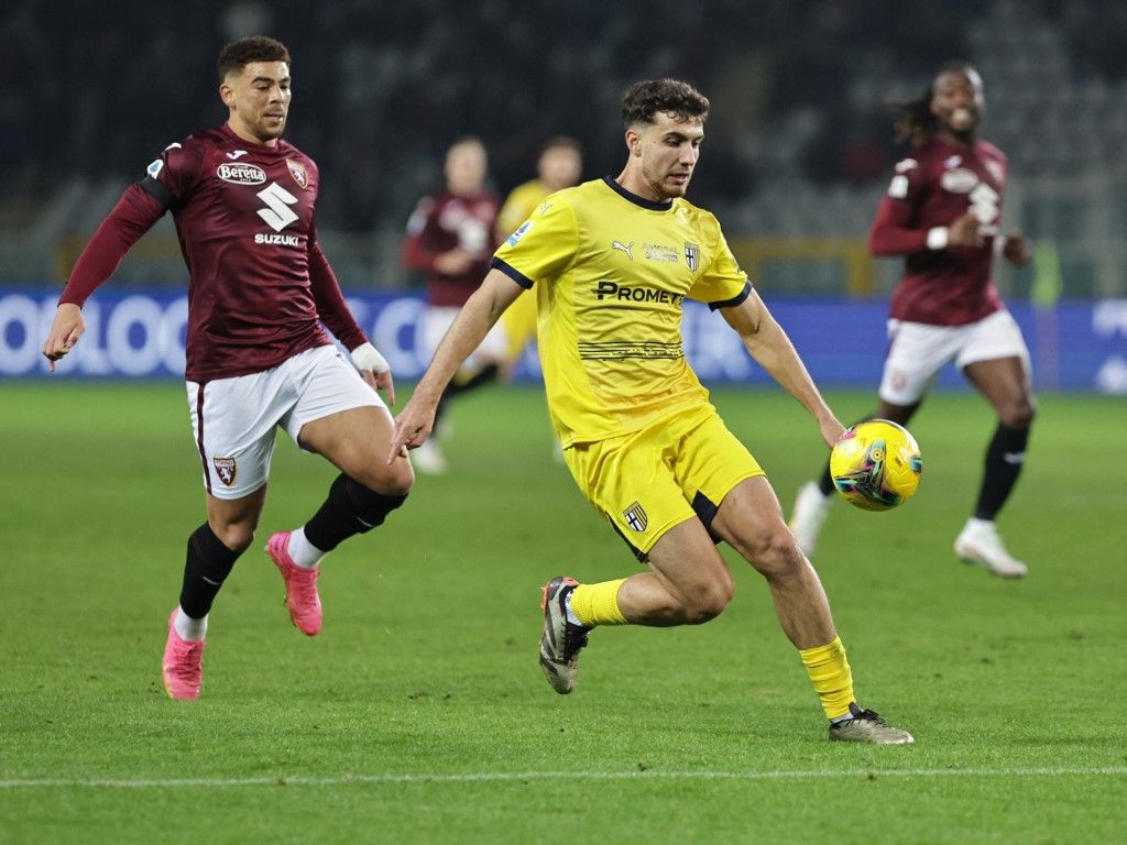 Balogh Botond (labdával) csapata, a Parma a szezon végéig izgulhatott a bennmaradás miatt