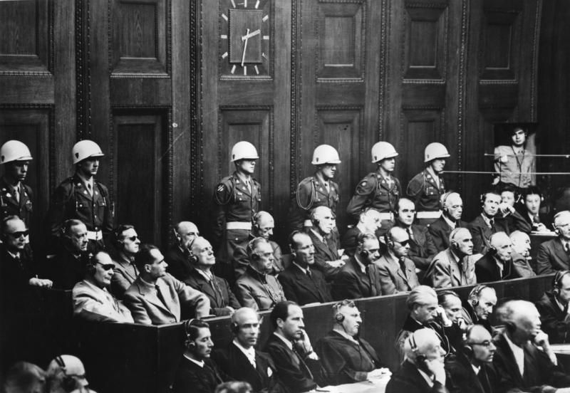 Zentralbild Ben/Pe Strafprozeß vor dem Internationalen Militärgerichtshof in Nürnberg vom 20.11.1945 bis 1.10.1946 gegen führende Personen (Hauptkriegsverbrecher) des faschistischen Deutschlands wegen Kriegsverbrechen, Verbrechen gegen den Frieden und gegen die Menschlichkeit; Abgeschlossen durch Urteil vom 3.9./1.10.1946. Urteilsvollstreckung am 16.10.1946.
UBz: Den Stand der Angeklagten. Hintere Reihe von Links: Karl Dönitz, Erich Raeder, Baldur von Schirach, Fritz Sauckel, Alfred Jodl, Franz von Papen, Arthur Seyß-Inquart, Albert Speer, Konstantin von Neurath, Hans Fritsche. Vordere Reihe von links: Hermann Göring, Rudolf Heß, Joachim von Ribbentrop, Wilhelm Keitel, Ernst Kaltenbrunner, Alfred Rosenberg, Hans Frank, Wilhelm Frick, Julius Streicher, Walter Funk und Hjalmar Schacht.