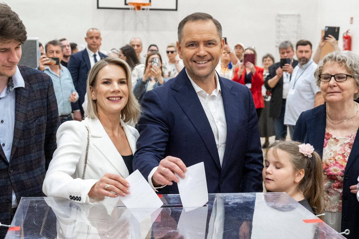 A PiS támogatásával induló Karol Nawrocki családja körében szavazott a lengyel elnökválasztás második fordulójában