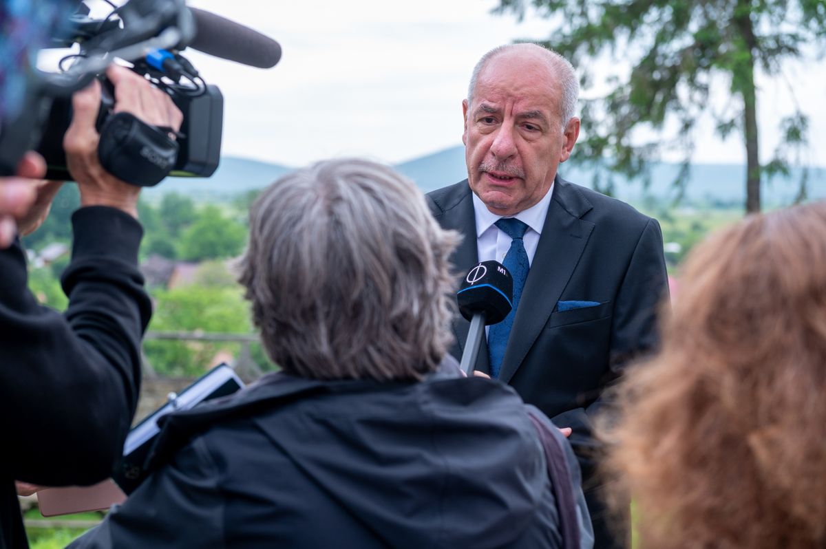 Illyefalva, 2025. június 9.
Sulyok Tamás köztársasági elnök nyilatkozik a közmédiának az illyefalvi vártemplom udvarán erdélyi magánlátogatásának negyedik napján, 2025. június 9-én.
MTI/Kiss Gábor