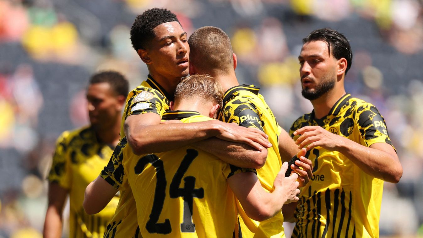 A győztes gólt ünneplő Dortmund játékosok, köztük a találatot szerző 24-es számú Daniel Svensson.