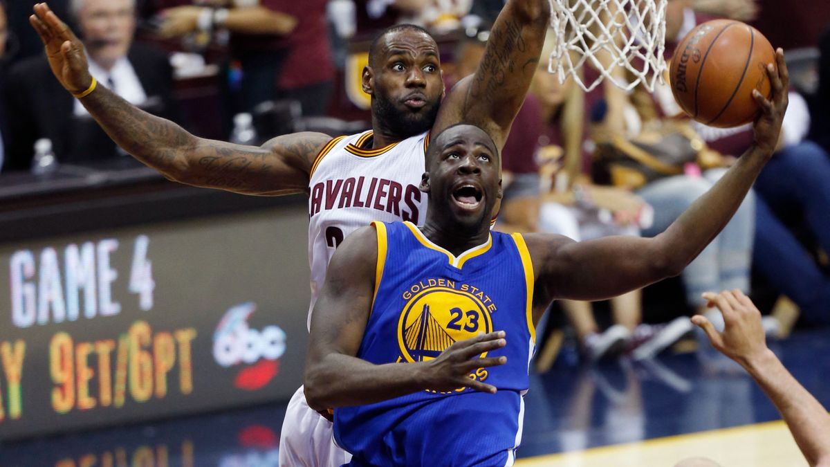 A Golden State Warriors játékosa, Draymond Green a Cleveland Cavaliers sztárja LeBron James mellett akart kosarat dobni