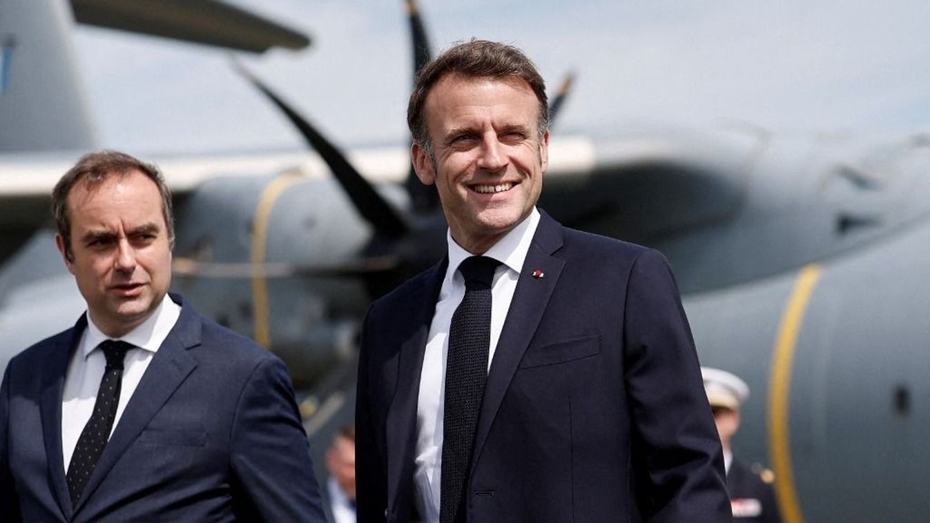 A francia elnök és háttérben az A400M típusú katonai repülőgép