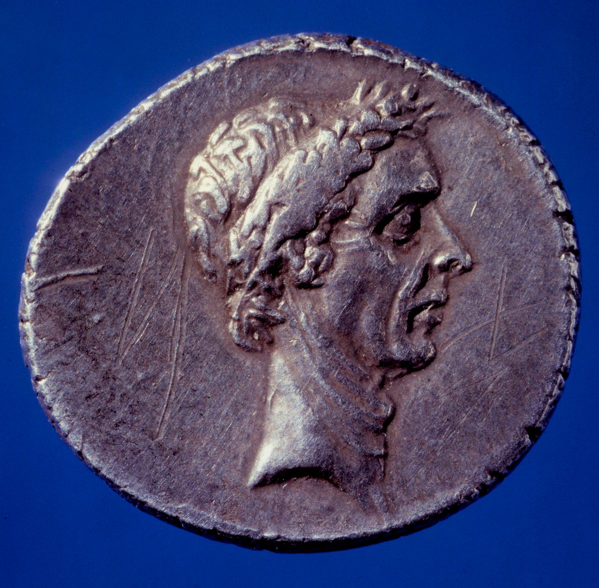 Art romain : monnaie a l'effigie de Jules Cesar (100-44 avant JC) - Paris, BN ©Photo Josse/Leemage