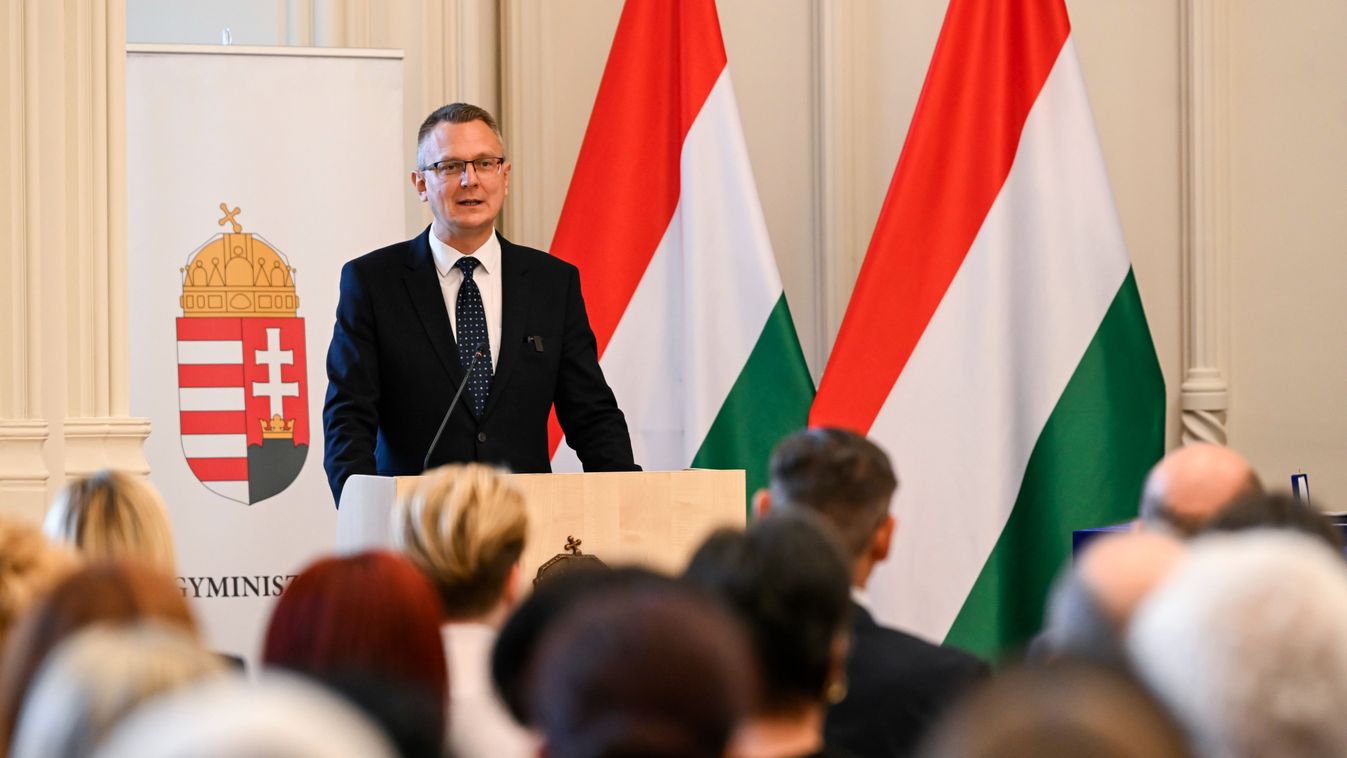 Budapest, 2025. május 30.
Rétvári Bence, a Belügyminisztérium parlamenti államtitkára beszédet mond a pedagógusnap alkalmából rendezett ünnepségen, amelyen állami elismeréseket adtak át a Belügyminisztérium dísztermében 2025. május 30-án.
MTI/Purger Tamás