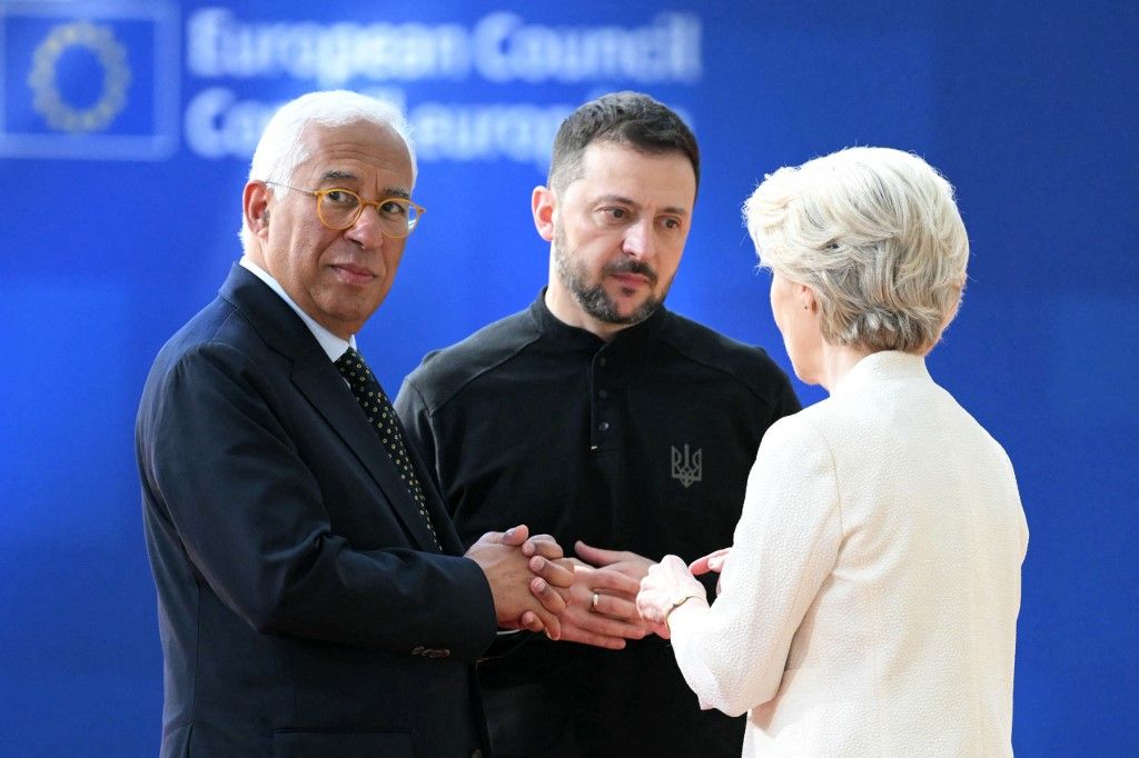 Antonio Costa, az Európai Tanács elnöke (balra) és Ursula von der Leyen, az Európai Bizottság elnöke (jobbra) üdvözli Volodimir Zelenszkij ukrán elnököt