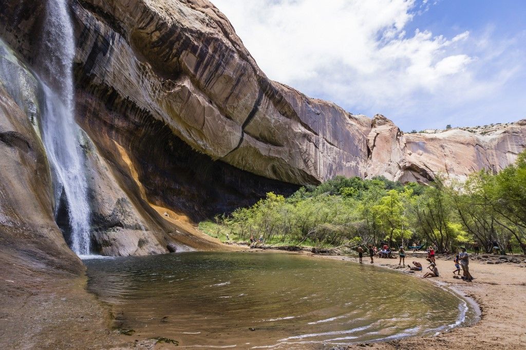 Sziklaomlás miatt kerültek veszélybe a fürdőzők a Lower Calf Creek Falls vízesésnél